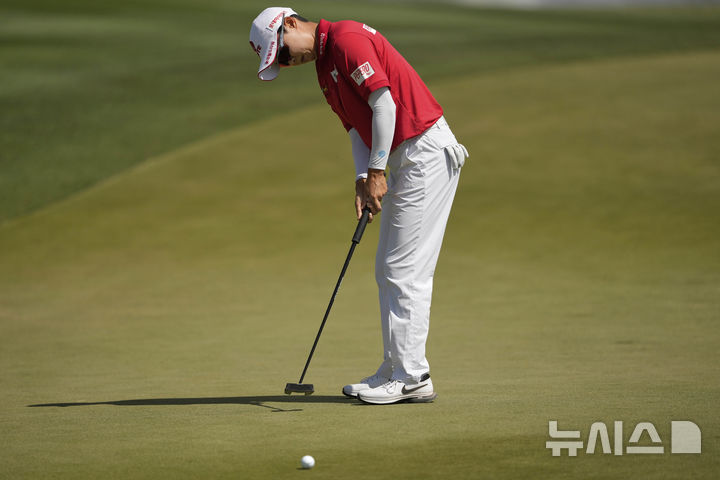 [챈들러=AP/뉴시스] 김효주가 30일(현지 시간) 미 애리조나주 챈들러의 월윈드 골프클럽에서 열린 미국 여자프로골프(LPGA) 투어 포드 챔피언십 최종 라운드에서 퍼팅을 하고 있다. 김효주는 최종 합계 22언더파 266타로 릴리아 부(미국)와 동타를 이뤄 연장 끝에 우승했다. 2025.03.31.