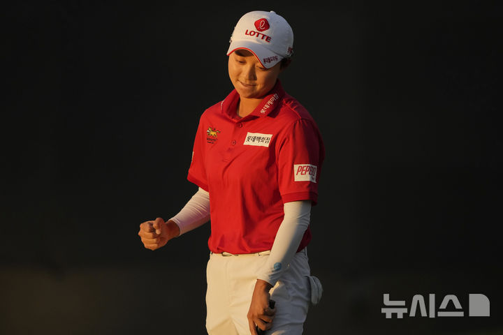 [챈들러=AP/뉴시스] 김효주가 30일(현지 시간) 미 애리조나주 챈들러의 월윈드 골프클럽에서 열린 미국 여자프로골프(LPGA) 투어 포드 챔피언십 18번 홀에서 열린 연장전에서 승리하며 주먹을 불끈 쥐고 있다. 김효주는 최종 합계 22언더파 266타로 릴리아 부(미국)와 동타를 이뤄 연장 끝에 우승하며 LPGA 통산 7승째를 기록했다. 2025.03.31.