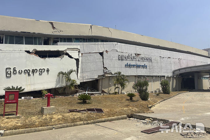 [네피도=AP/뉴시스] 지난달 31일(현지 시간) 미얀마 네피도의 오타라리티 병원이 지진 피해를 입은 모습. 지난달 28일 발생한 규모 7.7의 강진으로 지금까지 사망자 수는 2천 명을 넘어선 것으로 알려졌다. 2025.04.01.