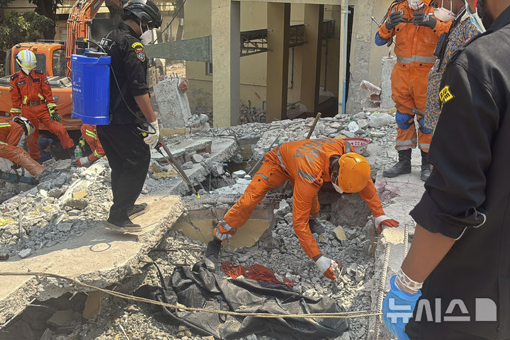 [만달레이=AP/뉴시스] 지난달 31일(현지 시간) 미얀마 만달레이에서 구조대원들이 지진으로 파괴된 건물을 수색하고 있다. 지난달 28일 발생한 규모 7.7의 강진으로 지금까지 사망자 수는 2천 명을 넘어선 것으로 알려졌다. 2025.04.01.