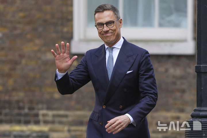 [런던=AP/뉴시스]영국을 방문한 알렉산데르 스투브 핀란드 대통령이 지난달 31일(현지 시간) 런던 다우닝가에서 키어 스타머 영국 총리를 만나기 위해 이동하며 손을 흔들고 있다. 그는 도널드 트럼프 미 대통령이 유일하게 귀를 기울이는 유럽지도자다. 2025.04.30.