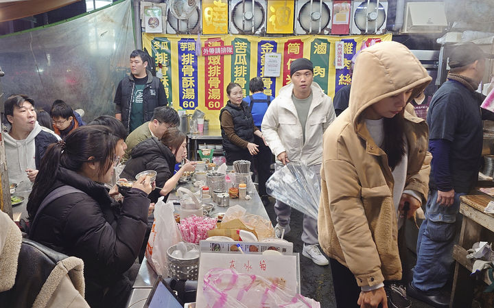 [타이베이=AP/뉴시스] 최근 중동발 원재료 수급 불안으로 비닐봉지 가격이 폭등하며 소상공인들의 부담이 커지고 있다. 2026.03.27.
