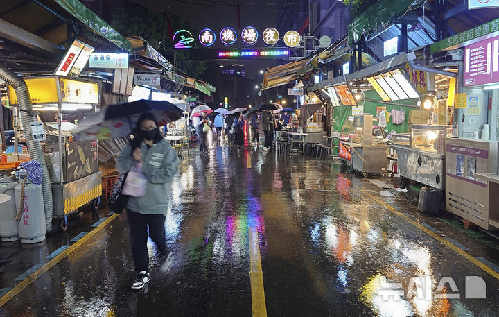 [타이베이(대만)=AP/뉴시스]대만 타이베이 야시장의 모습.