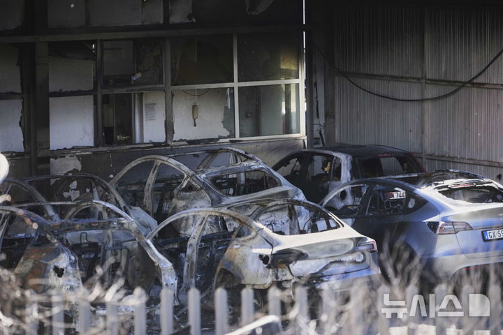 [로마=AP/뉴시스]1일(현지시각) 로마 외곽 테슬라 자동차 대리점에 주차된 테슬라 차량들이 방화로 불에 탄 모습. 2025.4.2. 