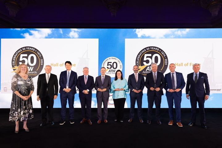 지난해 5월 열린 ATW 항공업계 명예의 전당 시상식에서 조원태(왼쪽에서 세번째) 한진그룹 회장이 카렌 워커 ATW 총괄 편집장, 명예의 전당에 헌액된 항공사 및 유관 단체 관계자들과 기념촬영하는 모습.(사진제공=대한항공) *재판매 및 DB 금지