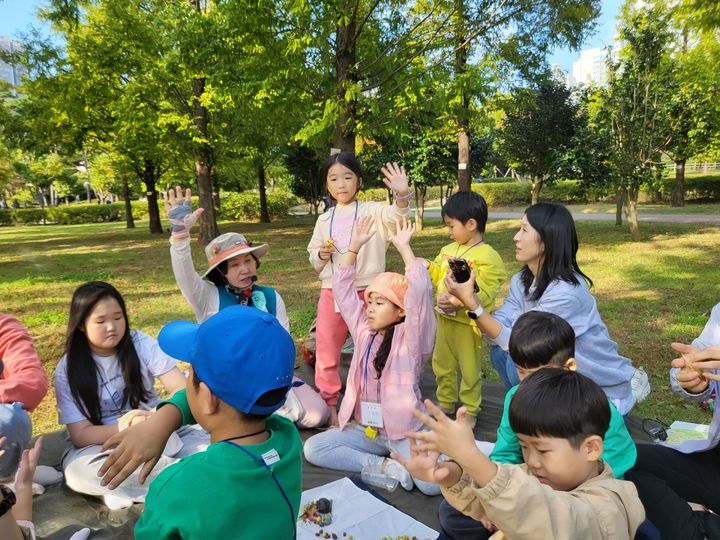 [부산=뉴시스] 부산시민공원에서 생태 체험 프로그램이 진행되고 있다. (사진=부산시설공단 제공) 2025.03.31. photo@newsis.com *재판매 및 DB 금지