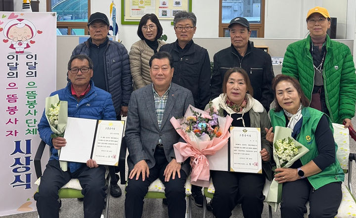 [정선=뉴시스]정선군자원봉사센터 장기봉 소장은 31일, 센터에서 3월 이달의 으뜸봉사자 및 으뜸봉사단체에 대한 시상을 하고 있다.(사진=정선군 제공) *재판매 및 DB 금지