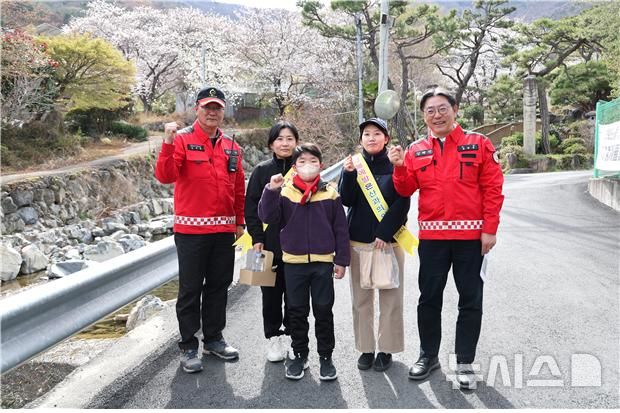 [김해=뉴시스]홍태용 김해시장 산불예방 현장점검. (사진=김해시 제공). 2025.3 31. photo@newsis.com