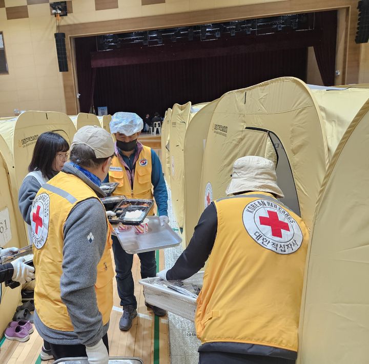 [부산=뉴시스] 경북 영덕에서 산불 피해 이재민 구호 활동을 진행하고 있다. (사진=대한적십자사 부산지사 제공) 2025.03.31. photo@newsis.com *재판매 및 DB 금지