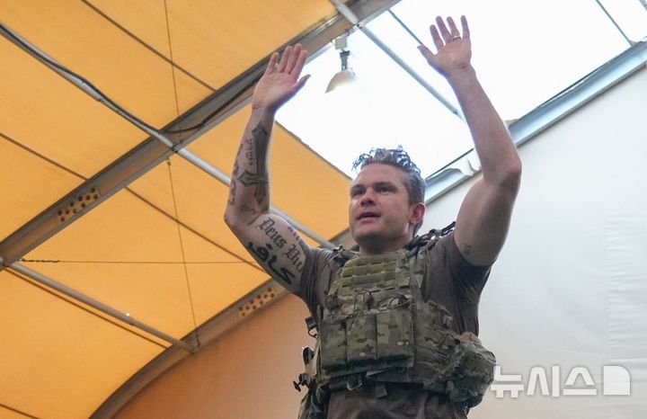 미 국방부 장관 피트 헤그세스가 무슬림에게 모욕적일 수 있는 아랍어 ‘카피르’라고 적힌 문신으로 비판을 받고 있다. (사진=피트 헤그세스의 X 계정)