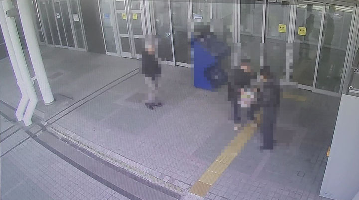 [의왕=뉴시스] 보이스피싱 조직 현금수거책 범행 모습. (사진=의왕경찰서 제공) 2025.3.31. photo@newsis.com *재판매 및 DB 금지