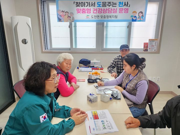 [창녕=뉴시스] 도천면에서 21개 경로당을 방문하는 맞춤형 건강상담실 찾아가서 도움주는 천사 프로그램을 운영한다. (사진= 창녕군 제공) 2025.03.31. photo@newsis.com *재판매 및 DB 금지