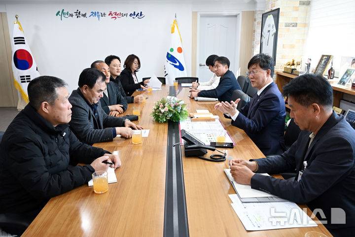 [안산=뉴시스]이민근 안산시장(오른쪽 두번째)이 28일 (사)전국아파트입주자대표회의연합회 임원진과 간담회를 진행하고 있다.(사진=안산시 제공)2025.03.31.photo@newsis.com