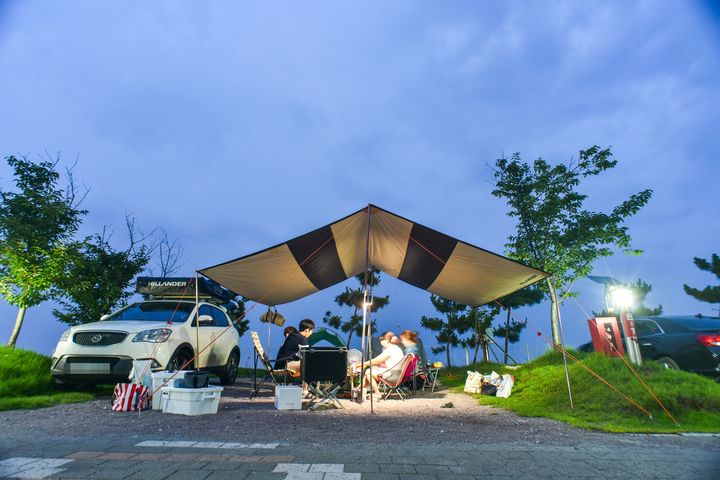 [당진=뉴시스] 지난 2017년 삽교호 당진해양공원 공공야영장에서 한 가족이 캠핑을 즐기고 있다. (사진=당진시 제공) 2025.03.31. photo@newsis.com *재판매 및 DB 금지