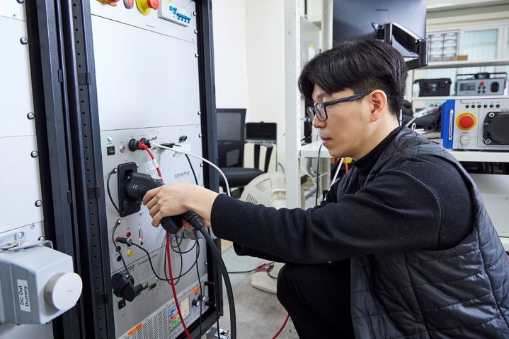 [진주=뉴시스]KTL 직원이 전기차 충전기 제품에 대한 OCPP 시험을 진행하고 있다.(사진=KTL 제공).2025.03.31.photo@newsis.com *재판매 및 DB 금지