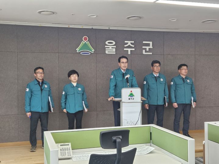[울산=뉴시스] 유재형 기자 = 이순걸 울산 울주군수는 31일 군청에서 기자회견을 열고 대형 산불로 피해를 본 온양과 언양지역에 대한 아낌없는 지원을 약속했다. 2025.03.31.you00@newsis.com *재판매 및 DB 금지