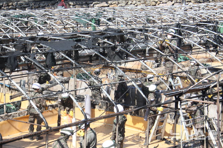 [영덕=뉴시스] 안병철 기자 = 31일 산불로 피해를 입은 경북 영덕군 영덕읍 석리 한 수산양식장에 육군 50사단 소속 장병 40여병이 투입돼 철거 작업을 돕고 있다. 이 양식장에서는 강도다리 약 10만 마리가 폐사했다. 2025.03.31. abc1571@newsis.com 