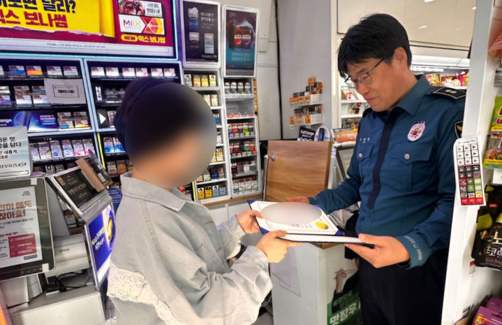 [함평=뉴시스] 전남 함평 경찰이 보이스피싱 범죄(전화금융사기)를 예방한 편의점 직원 A씨에게 감사장을 전달하고 있다. (사진=함평경찰서 제공) 2025.03.31. photo@newsis.com *재판매 및 DB 금지