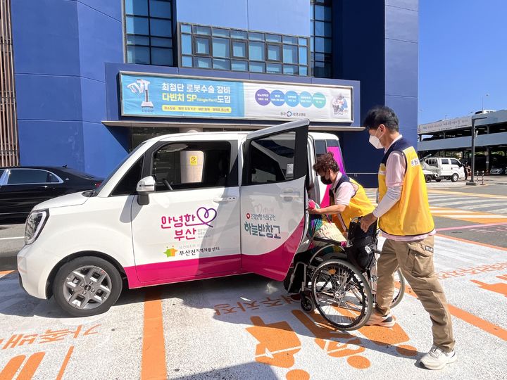 [부산=뉴시스] 부산시는 지난 2023년 민선8기 '안녕한 부산' 복지 기본계획을 발표하고 돌봄도시 조성을 목표로 준비에 나서 부산형 통합돌봄 사업 '함께돌봄'을 추진한다. 사진은 병원 안심동행 서비스 모습. (사진=부산시 제공) 2025.03.31. photo@newsis.com *재판매 및 DB 금지