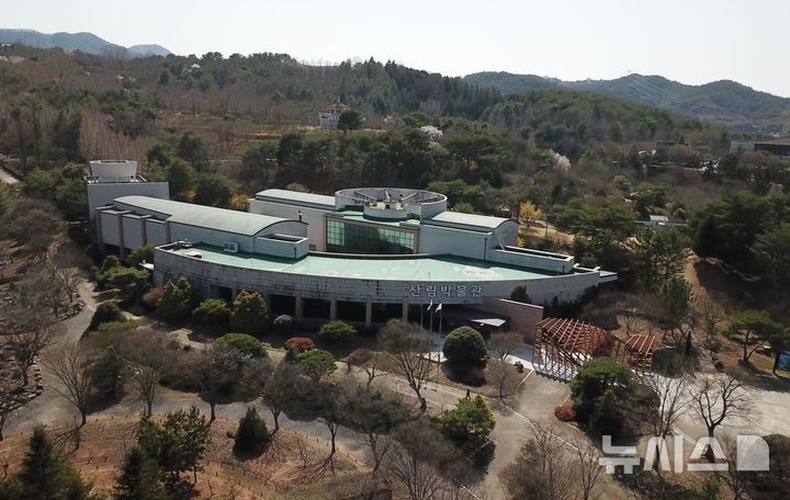 [진주=뉴시스]경남 진주시 이반성면 경상남도수목원 안에 있는 경상남도산림박물관.(사진=경남도 제공) 2025.03.31. photo@newsis.com