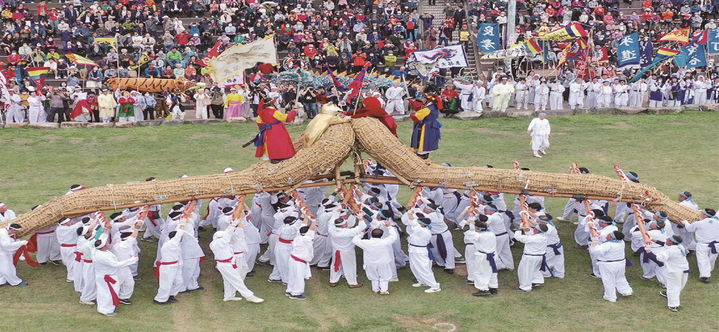 [밀양=뉴시스] 무안용호놀이 공연. (사진=밀양시 제공) 2025.04.01. photo@newsis.com *재판매 및 DB 금지