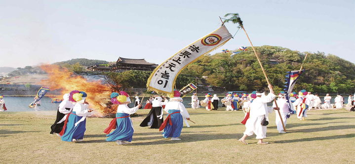 [밀양=뉴시스] 밀양 법흥상원놀이 공연. (사진=밀양시 제공) 2025.04.01. photo@newsis.com *재판매 및 DB 금지