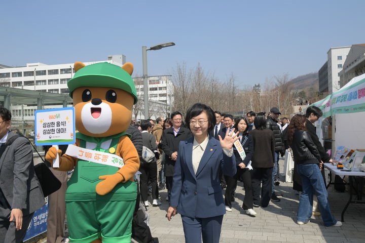 [서울=뉴시스] 식품의약품안전처는 과도한 나트륨 섭취를 줄이고, 건강한 식생활 실천문화 확산을 위해 매년 3월 31일을 '삼삼한 데이'로 지정했다고 이날 밝혔다. 이날 '삼삼한 데이' 기념행사가 열린 서울연세대에서 오유경 식약처장이 홍보활동을 펼치고 있다. (사진=식약처 제공) 2025.03.31. photo@newsis.com *재판매 및 DB 금지