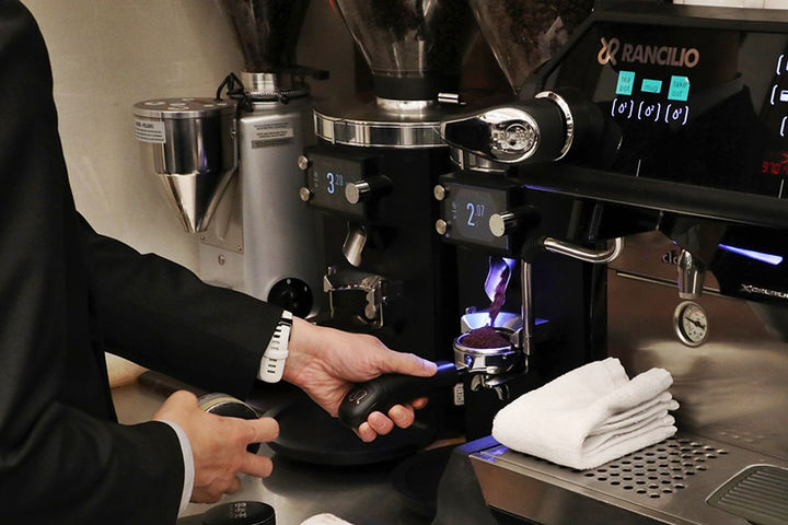 하이원리조트에서 운영하고 있는 운암정의 커피 제조 모습.(사진=강원랜드 제공) *재판매 및 DB 금지