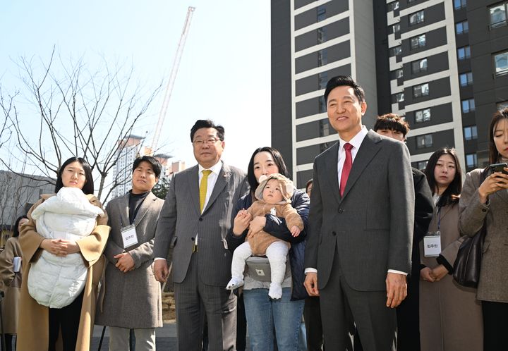 [서울=뉴시스] 오세훈 서울시장이 주형환 저출산고령사회위원회 부위원장과 ‘미리내집’롯데캐슬 이스트폴(광진구 자양동)을 방문해 입주 예정 신혼부부와 현장을 둘러보고 있다. 2025.03.31 (사진 제공=서울시) photo@newsis.com *재판매 및 DB 금지