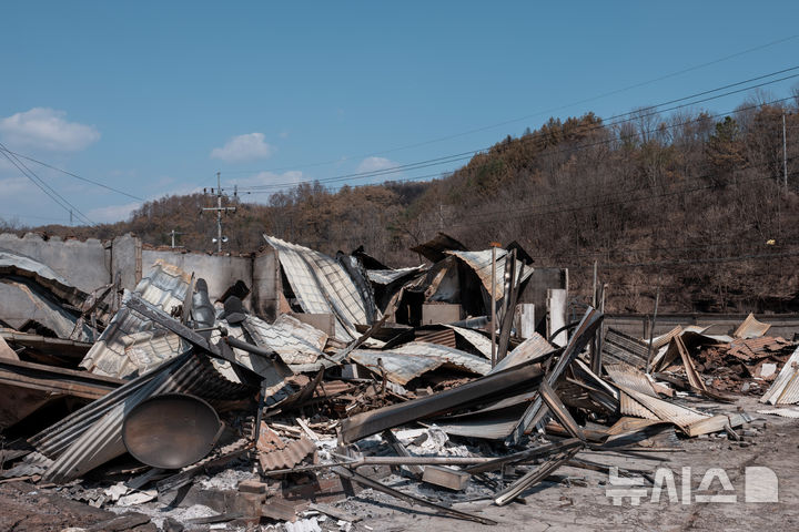 [영양=뉴시스] 김정화 기자 = 31일 경북 영양군 석보면 답곡리의 한 주택이 산불로 인해 잔해만 남았다. 2025.03.31. jungk@newsis.com 