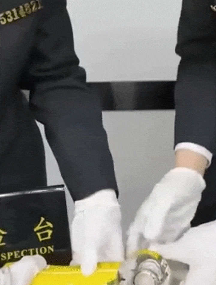 페트병 자르자 롤렉스 30개…시계 밀수 시도 中 남성 적발