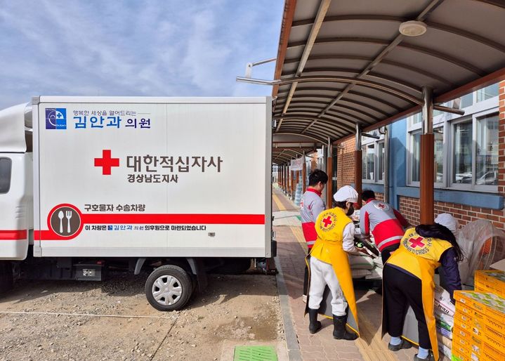 [창원=뉴시스]김안과의원, 경남적십자사 산불 피해 성금 5000만 원 전달.(사진=경남적십자사 제공) 2025.03.31.photo@newsis.com *재판매 및 DB 금지