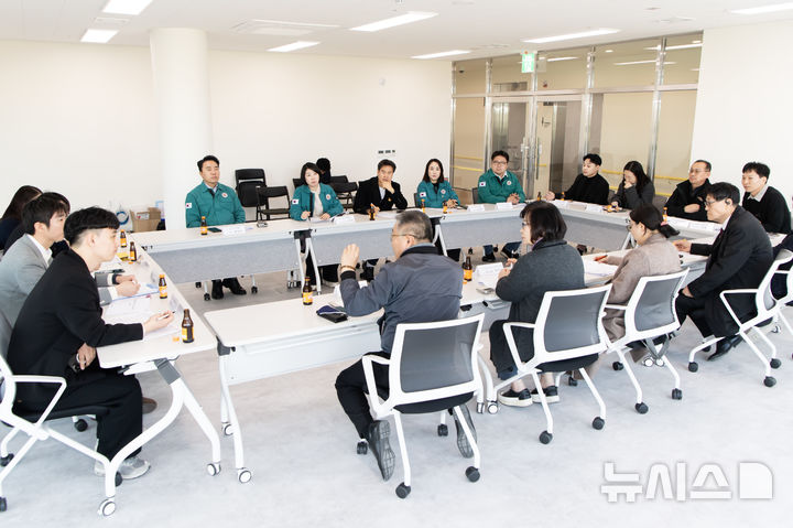 [김포=뉴시스] 정일형 기자 = 김포시의회, 김포반다비체육센터 현장 간담회. (사진은 김포시의회 제공)