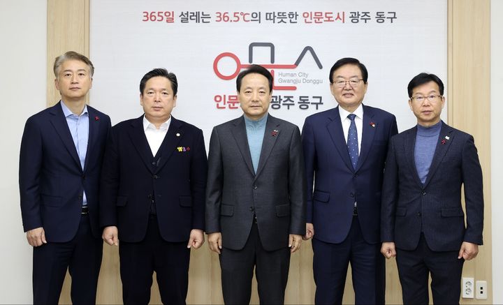 [광주=뉴시스] 광주 5개 자치구 구청장들. 왼쪽부터 김이강 서구청장, 김병내 남구청장, 임택 동구청장, 문인 북구청장, 박병규 광산구청장. (사진=광주구청장협의회 제공) 2025.03.31. photo@newsis.com *재판매 및 DB 금지