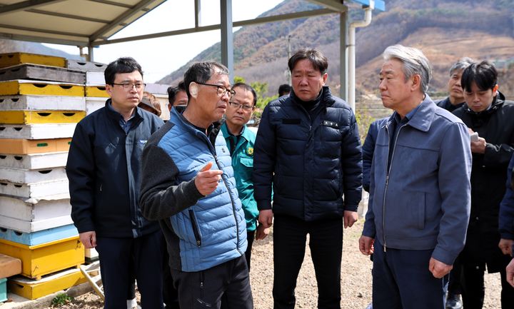 [창원=뉴시스]강호동 농협중앙회장, 경남 산불 피해현장 방문. 오른쪽 첫번째는 강호동 농협중앙회장.(사진=경남농협 제공) 2025.03.31.photo@newsis.com *재판매 및 DB 금지