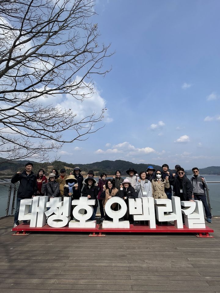 [대전=뉴시스] 대전시인재개발원은 31일부터 내달 2일까지 3일간 전국 공무원을 대상으로 '대청호 오백리길 탐방' 과정을 운영한다. (사진=대전시 제공) 2025.03.31. photo@newsis.com *재판매 및 DB 금지