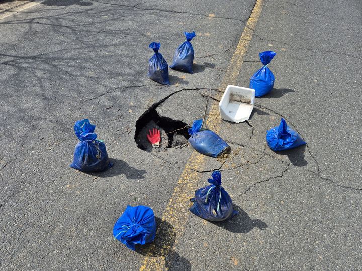 [서천=뉴시스] 31일 서천군의 한 도로에 발생한 씽크홀. (사진=서천군 비인면 행정복지센터 제공) 2025.03.31. photo@newsis.com *재판매 및 DB 금지