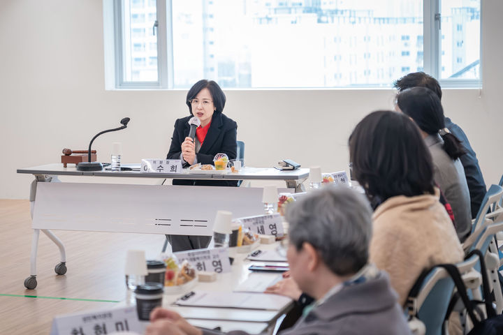 [서울=뉴시스] 장애인복지위원회 정기 회의 모습. 2025.03.31 (사진 제공=강동구청) photo@newsis.com *재판매 및 DB 금지