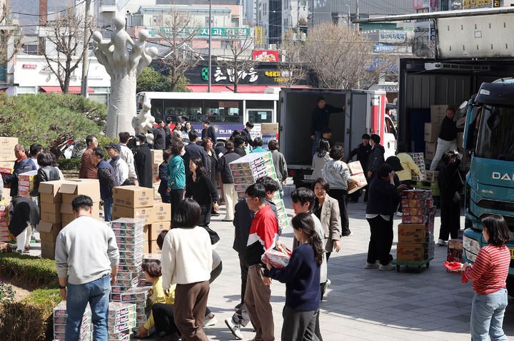 [광주=뉴시스] 지난 28일 광주 북구청 광장에서 북구 직원들과 후원 단체 관계자들이 산불 피해를 입은 경남 산청과 하동 주민들에게 보낼 각종 구호물품을 화물차에 싣고 있다. (사진 = 광주 북구 제공) 2025.03.28. photo@newsis.com *재판매 및 DB 금지