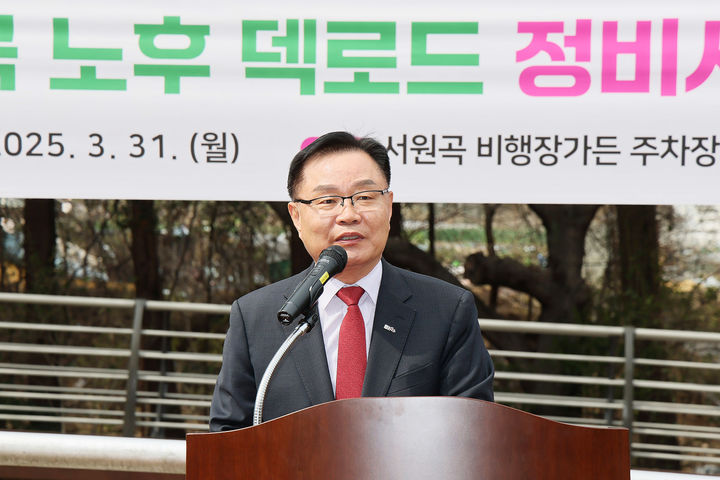 [창원=뉴시스] 강경국 기자 = 홍남표 경남 창원시장이 31일 마산합포구 교방동 비행장가든 주차장에서 열린 서원곡 노후 덱로드 정비사업 개통식에서 인사말을 하고 있다. (사진=창원시청 제공). 2025.03.31. photo@newsis.com *재판매 및 DB 금지