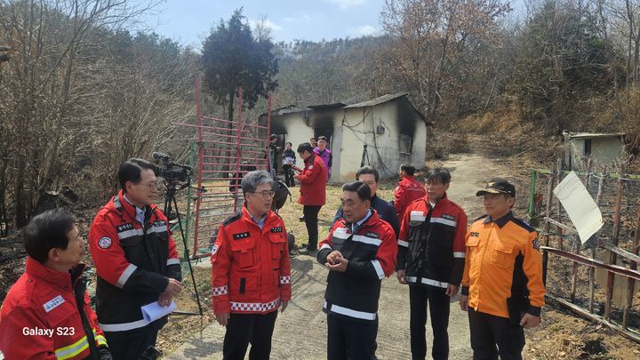 [울산=뉴시스] 울산시는 31일 김두겸 시장과 임상섭 산림청장이 온양과 언양지역 산불 피해지 현장을 점검하고, 피해 복구를 위한 대책 마련을 논의했다고 밝혔다. (사진= 울산시 제공) 2025.03.31.photo@newsis.com *재판매 및 DB 금지