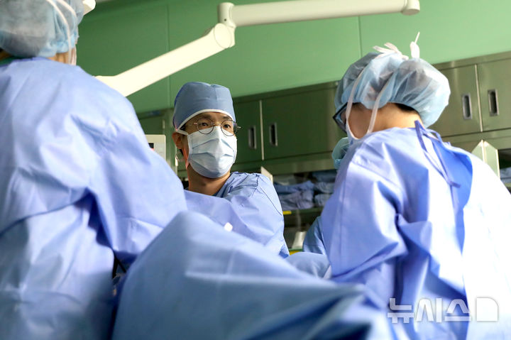[서울=뉴시스]일산백병원 산부인과 황동원 교수가 복강경 수술을 집도하는 모습. (사진= 일산백병원 제공) 2025.04.01. photo@newsis.com. 
