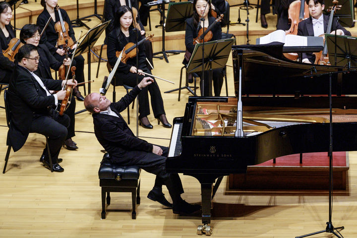 [서울=뉴시스] 지난달 30일 서울 송파구 롯데콘서트홀에서 열린 국립심포니오케스트라 창단 40주년 기념 음악회에서 연주하는 피아니스트 루이 로르티 모습.(사진=국립심포니오케스트라 제공) 2025.04.01. photo@newsis.com *재판매 및 DB 금지