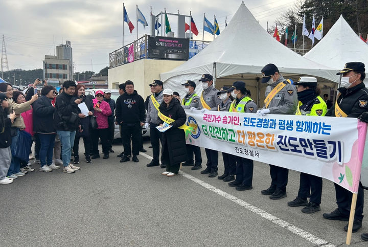 [진도=뉴시스] 지난 30일 오후 전남 진도 신비의 바닷길 행사장에서 트로트 가수 송가인과 진도경찰서 관계자들이 교통사고 예방 홍보를 하고 있다. (사진 = 진도경찰서 제공) 2025.03.31. photo@newsis.com *재판매 및 DB 금지