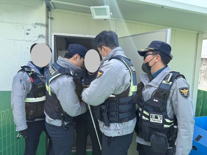 [평택=뉴시스] 경찰이 전자발찌를 훼손하고 도주한 40대 남성을 검거하는 모습. (사진=경기남부경찰청 제공) 2025.3.31. photo@newsis.com *재판매 및 DB 금지