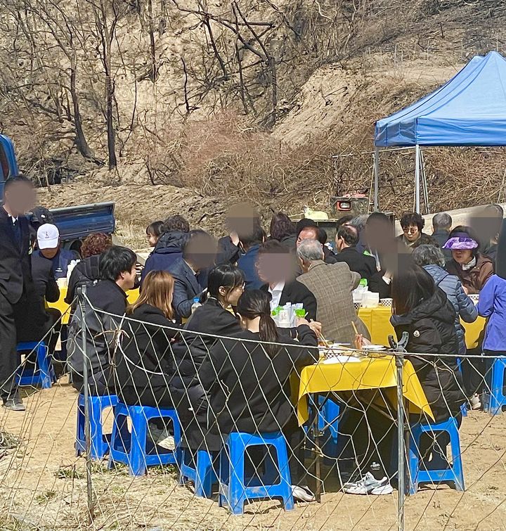 [안동=뉴시스] 정재익 기자 = 31일 경북 안동시 임하면 추목리 한 도로 인근에서 산불 피해 스트레스로 사망한 노인의 초상이 치러지고 있다. 2025.03.31. jjikk@newsis.com *재판매 및 DB 금지