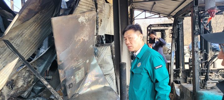 박범수 농림축산식품부 차관은 31일 산불 피해를 입은 경북 안동 소재 과수·축산 농가를 찾아 "조속히 영농을 재개할 수 있도록 농작물재해보험금을 신속히 지급하겠다"고 말했다. (사진 = 농식품부 제공) 2025.03.31. *재판매 및 DB 금지