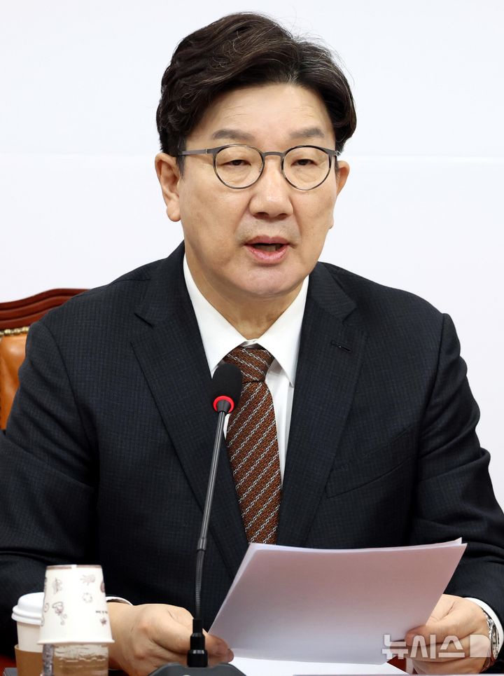 [서울=뉴시스] 조성봉 기자 = 권성동 국민의힘 원내대표가 31일 오전 서울 여의도 국회에서 열린 비상대책위원회의에서 발언을 하고 있다. 2025.03.31. suncho21@newsis.com