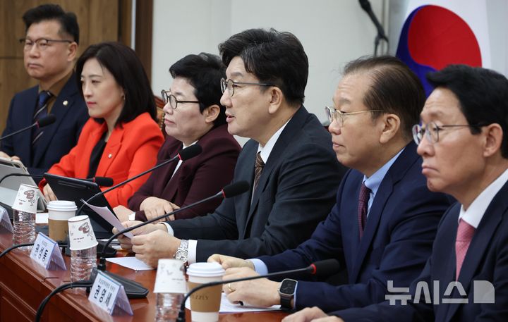 [서울=뉴시스] 조성봉 기자 = 권성동 국민의힘 원내대표가 지난달 31일 오전 서울 여의도 국회에서 열린 비상대책위원회의에서 발언을 하고 있다. 2025.03.31. suncho21@newsis.com