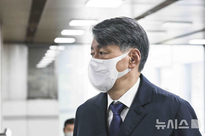 [서울=뉴시스] 김근수 기자 = 12·3 비상계엄과 관련해 내란 중요임무 종사 혐의로 기소된 조지호 경찰청장이 지난달 31일 서울 서초구 서울중앙지방법원에서 열린 2차 공판에 출석하고 있다. 2025.03.31. ks@newsis.com